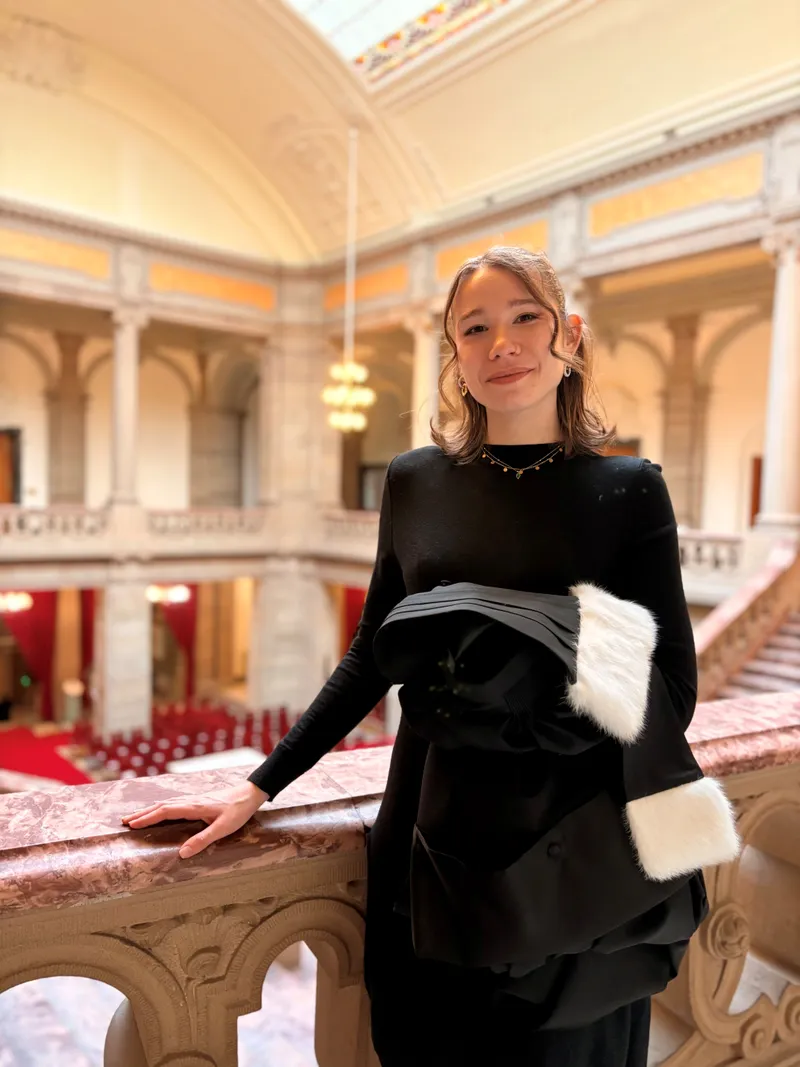 Maïa Zibolt, avocate, sa robe au bras, au palais de justice de Strasbourg
